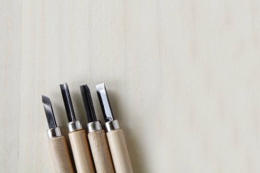 Stüdyo arka planında linocut araç