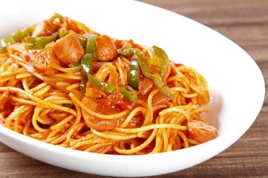 Baharatlı erişte ve sebze ve domuz eti, Tayland mutfağı tarzı.