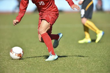Japon Stadyumu 'nda futbol oynayan gençlerin kırpılmış bölümü. 