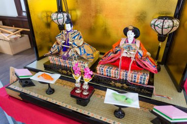 Geleneksel Japon bebekleri sergileniyor