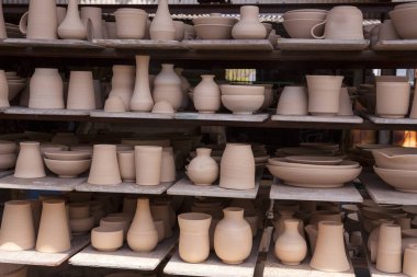 Pazar raflarında satılık kil kaplar