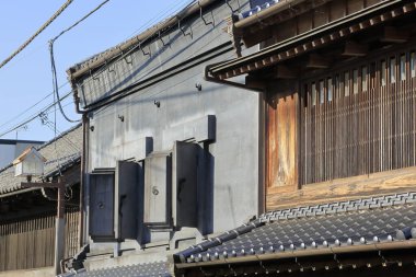 Kasabadaki geleneksel Japon evi manzarası. 