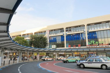 Japonya 'nın Fukushima bölgesindeki Koriyama İstasyonu' nun batı çıkışındaki arabalar.