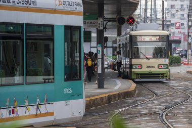 Tramvaylı ve insanlı Japon şehri manzarası