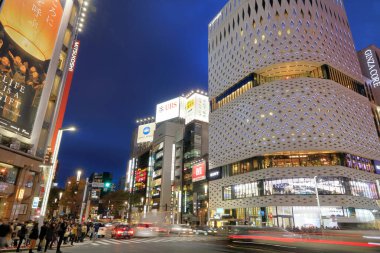 Tokyo, Japonya 'nın Ginza caddelerindeki aydınlatılmış binaların manzaralı görüntüleri.