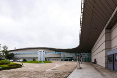 Güneş ışığı, muhteşem Japon bloğunun canlı renklerini ve mimari modellerini güçlendirir.