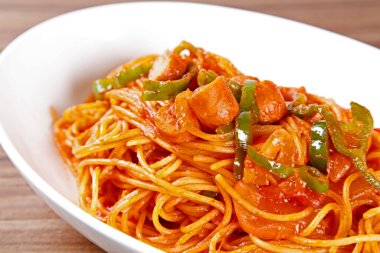 Baharatlı erişte ve sebze ve domuz eti, Tayland mutfağı tarzı.