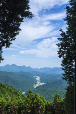 Dağ vadisindeki köy manzarası 