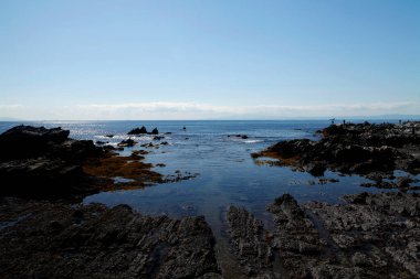 Kayalıklı deniz manzarası ve mavi gökyüzü
