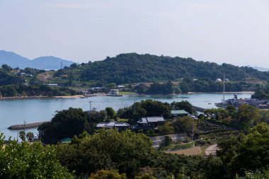 Yeşil dağların nehirde 