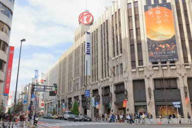 Yaya trafiği Tokyo caddesinde dolup taşıyor