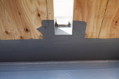 Gri boyalı kahverengi ahşap dokuya yakın çekim