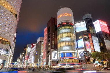 Tokyo, Japonya 'nın Ginza caddelerindeki aydınlatılmış binaların manzaralı görüntüleri.