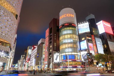 Tokyo, Japonya 'nın Ginza caddelerindeki aydınlatılmış binaların manzaralı görüntüleri.