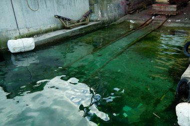 Mavi gölde balıkçı teknesi, yaklaş.