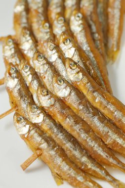 Masada bir tabak kurutulmuş balık.