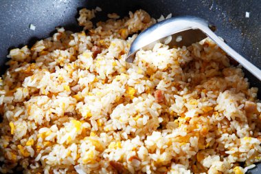 Yakimeshi 'nin Japon pilavının üst görüntüsü.