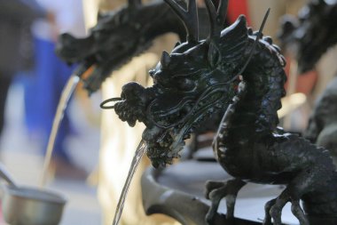 Japon tapınağındaki arıtma çeşmesinde (Chozuya veya Temizuya) ejderha şekilli su fışkırması