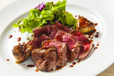 Kızarmış biftek ve salata. 