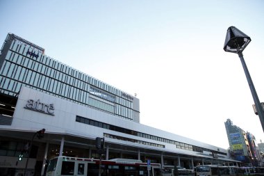 Gündüz Japon şehrinin modern mimarisi