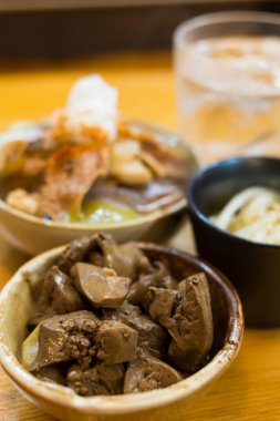 Japon yemeklerini ve cam suyunu gösteren yakın çekim.