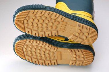 Sarı lastik çizme giyen kişiye yaklaş. 