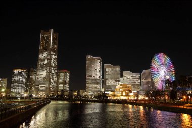 Yokohama şehrinin gece manzarası dönme dolap ile gökyüzü, Japonya