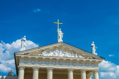 St. Stanislaus Katedral Bazilikası ve Vilnius 'taki St. Ladislaus Katedrali, halk arasında Vilnius Katedrali olarak bilinir.. 