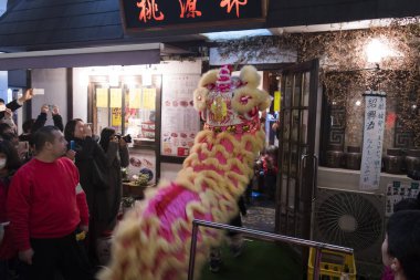 Tokyo, Japonya - 12 Aralık, 22 Aralık 17: Sokiba sokaklarında kalabalık