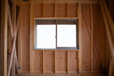 Penceresi olan yeni bir evin içini kapat.