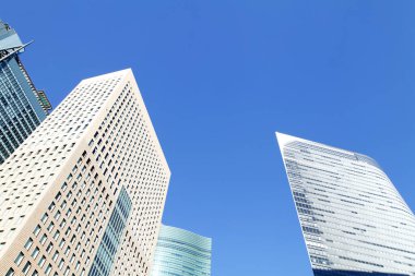 modern binalar mavi bir gökyüzü 