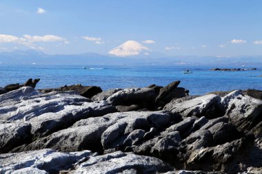 Denizi kayalarla ve dağlarla görmek 