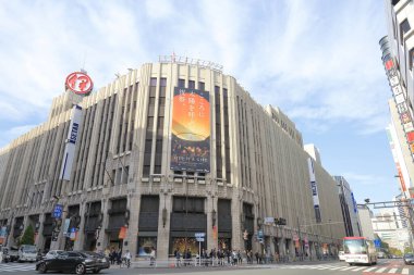 Yayalar Tokyo, Japonya 'da canlı caddeleri geçiyorlar.