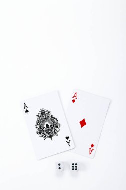 Beyaz arkaplanda izole edilmiş kart oynatılıyor 