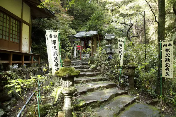 日本の伝統建築である寺院の建物の眺め — ストック写真