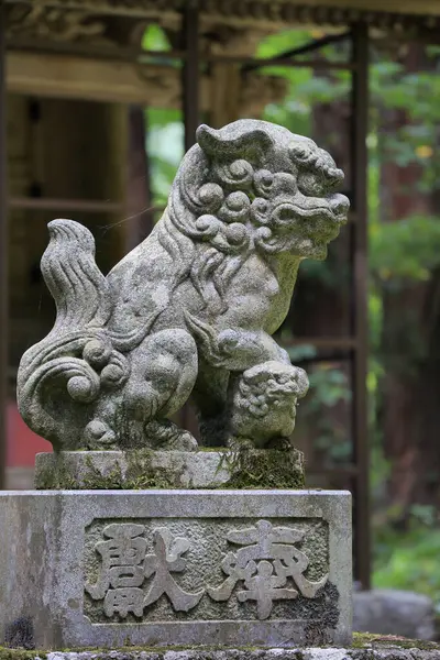 Colpo Scenico Antico Tempio Giapponese Nella Bellissima Foresta Verde Nebbiosa — Foto Stock