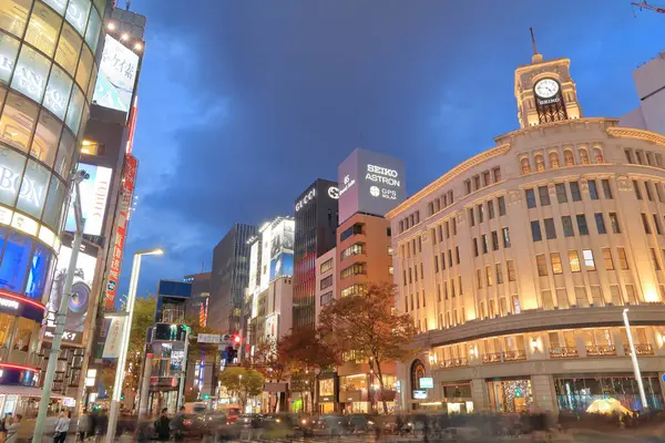 Tokyo, Japonya 'nın Ginza caddelerindeki aydınlatılmış binaların manzaralı görüntüleri.