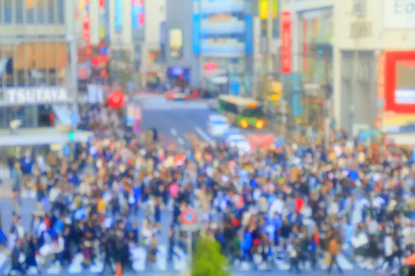 東京の通りを歩く人々を 抽象的に非難します — ストック写真