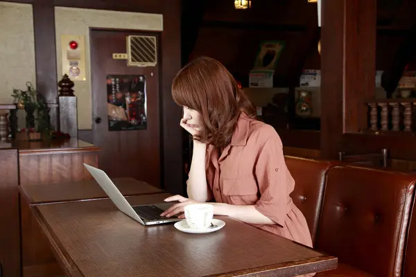 Redhead Japanese Woman Working Cafe Portrait Beauty Businesswoman Using Laptop — Stock Photo, Image