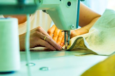 Dikiş makinesi kullanan kadın, kapat.