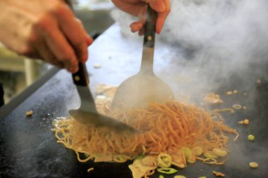 Kızarmış erişte sokak yemekleri konsepti