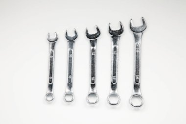 Beyaz arkaplanda anahtarlar