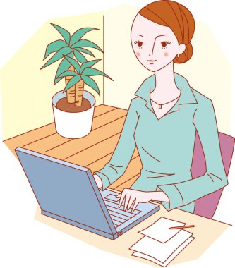 Masada dizüstü bilgisayarda çalışan genç bir kadın. 