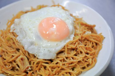 Kızarmış erişte sokak yemekleri konsepti