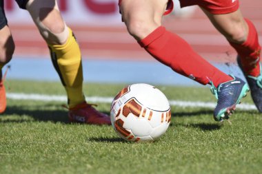 Japon Stadyumu 'nda futbol oynayan gençlerin kırpılmış bölümü. 