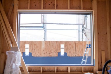 Penceresi olan yeni bir evin içini kapat.