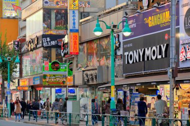 Okubo-dori yakınlarındaki Shin-Okubo sokak sahnesi, Tokyo, Japonya