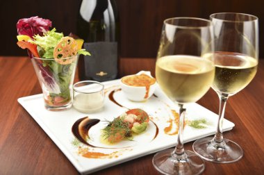 Abur cuburla servis edilen lezzetli şarap.