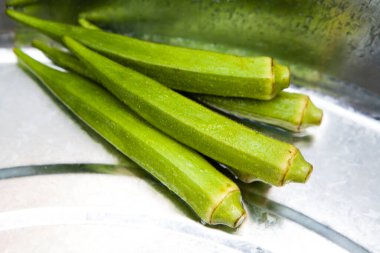 Metal kasede taze yeşil bamya