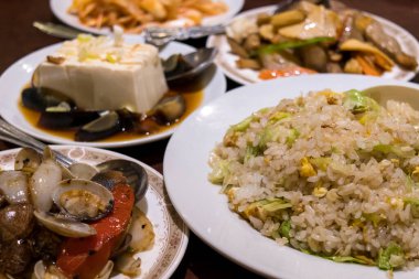 Japon mutfağı yemeği, yakın çekim masasında.